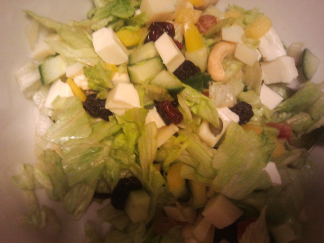 God sallad med nötter, ostbitar och grönsaker.