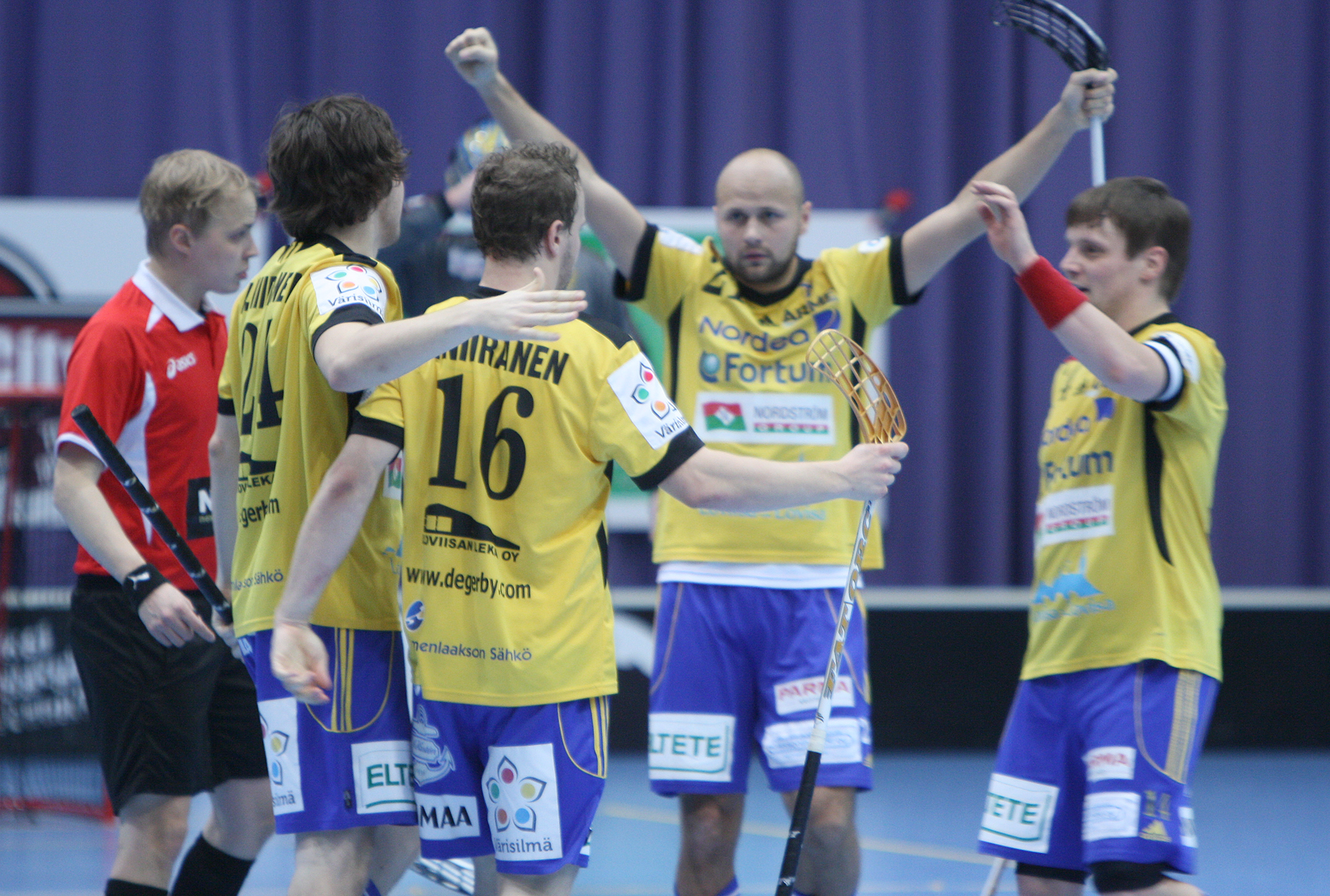 Tor har gjort ett av sina åtta mål. I mitten Juha Kivilehto. De övriga är bröderna Niklas och Joni Niiranen. Till höger kapten Peik Salminen.