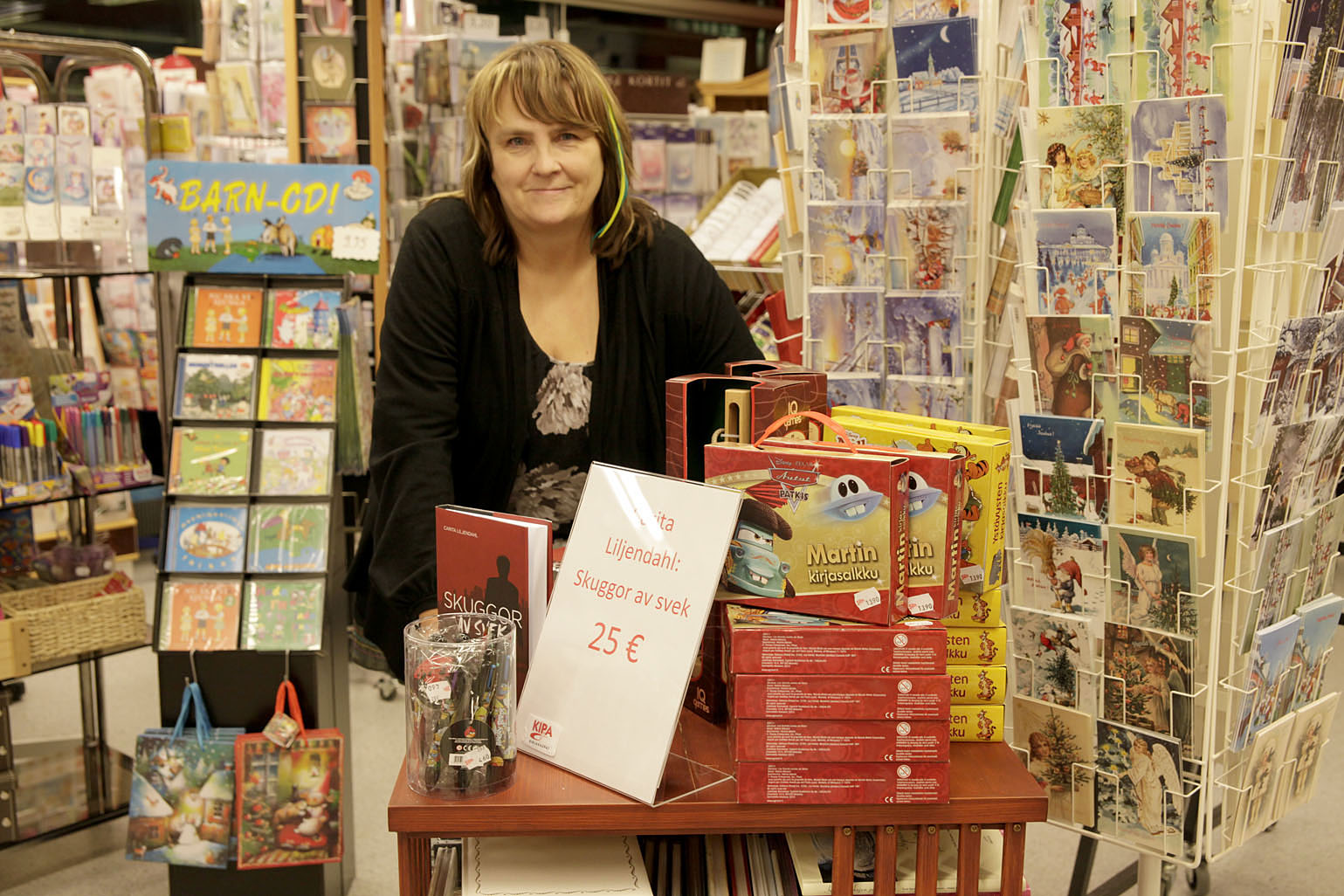 Signerar böcker på lokala bokhandeln.