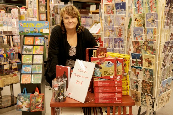 Signerar böcker på lokala bokhandeln.