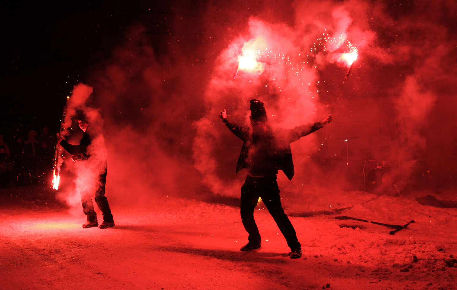 Spektakulär show med eld i olika färger.