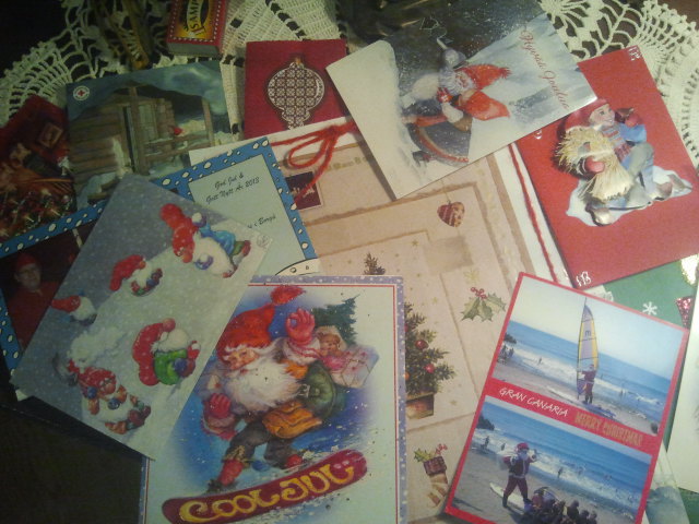 En del av alla julkort vi fått i år.