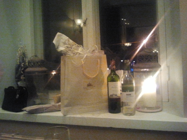 Tomtens klappar till de snälla barnen, här i väntan i juligt fönster.