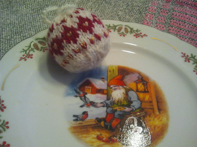 En stickad boll för granen och en fin tallrik att äta på.