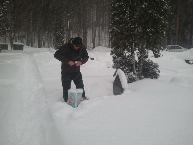 Snart julafton. Lite snöarbete och sedan ljus på gravarna.