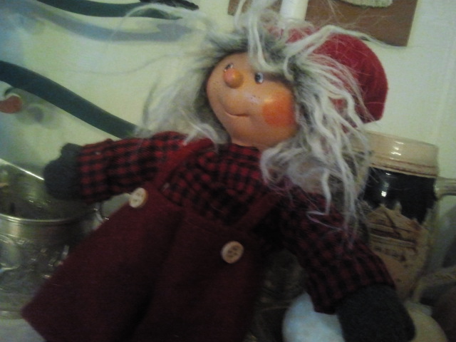 Tomten blev så rädd att han ramlade från hyllan.