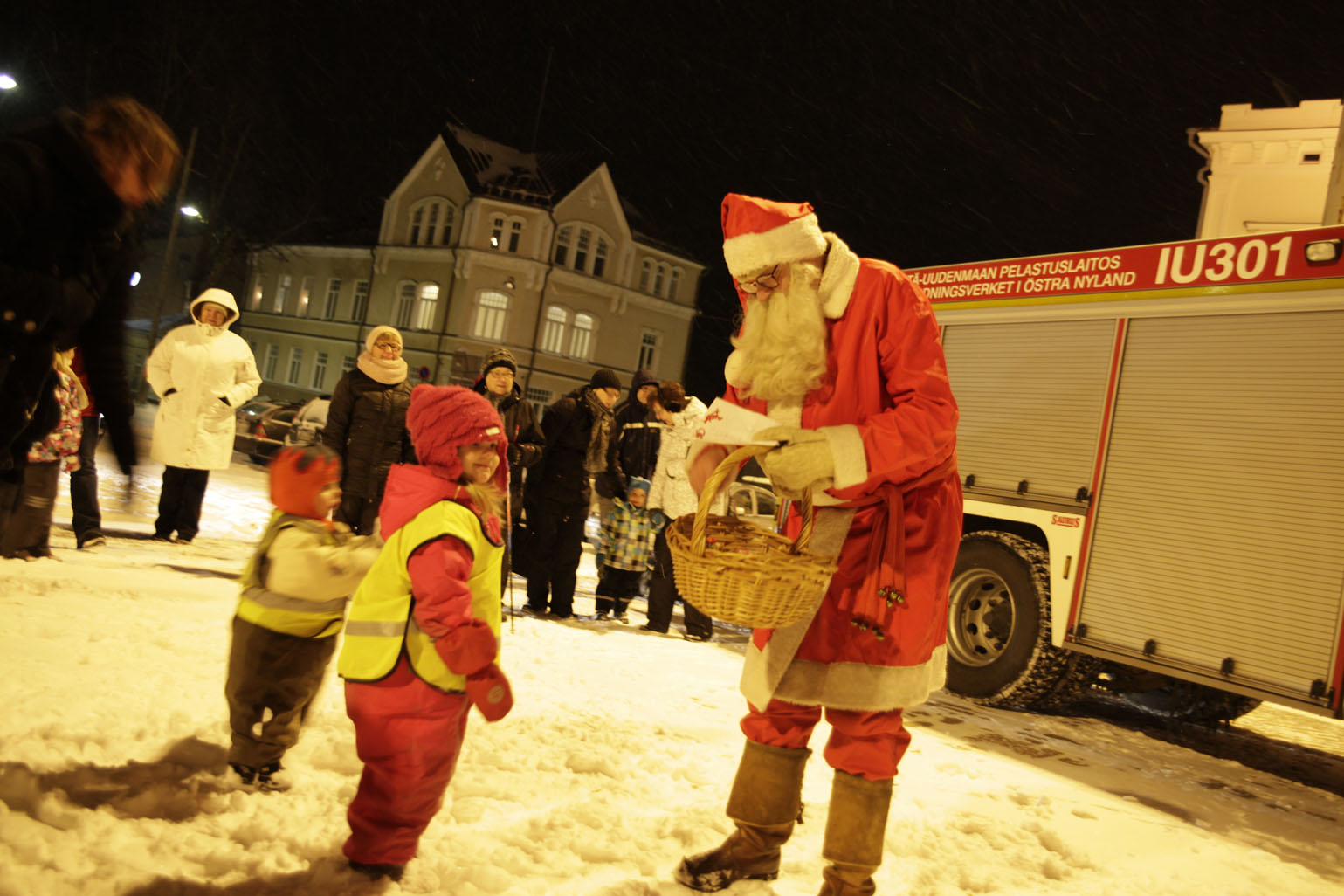Tomten kom med brandbilen till torget och de här barnen hann först fram.
