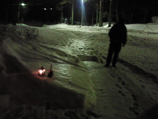 Svårt att fotografera i mörkret. En blåsig kväll och ett par minusgrader efter regnet hade förvandlat marken till iskana.