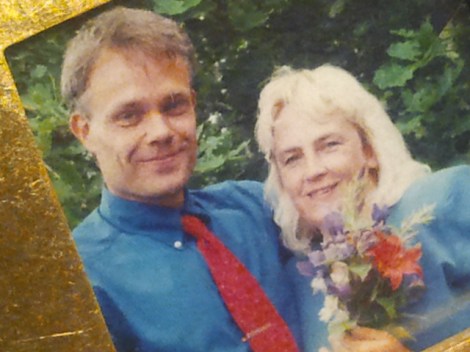 Ligger mig närmast hjärtat. Kärleken, min make, min bästa vän. Så här såg vi ut för snart femton år sedan, 4.7.1998 då vi gifte oss.