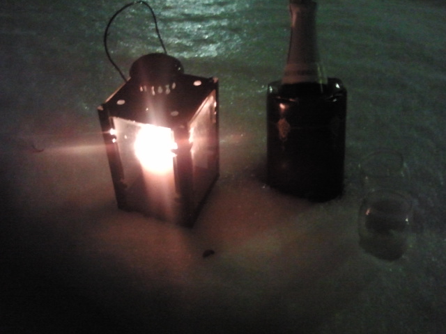 Några minuter över midnatt, det nya året skålas snart in.