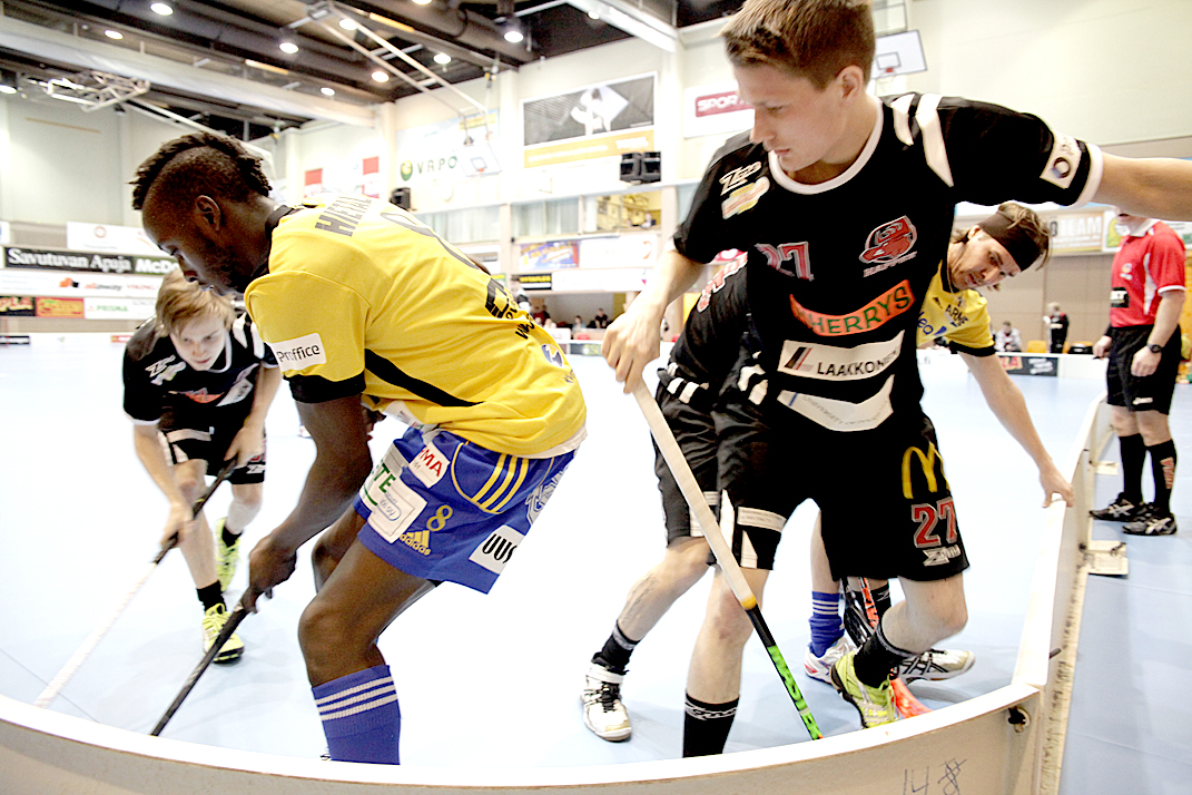 Det var tuffa tag vid sargen många gånger. Tors Andreas Hietala i gul blus till vänster och Ville Lehkonen lite skymd.