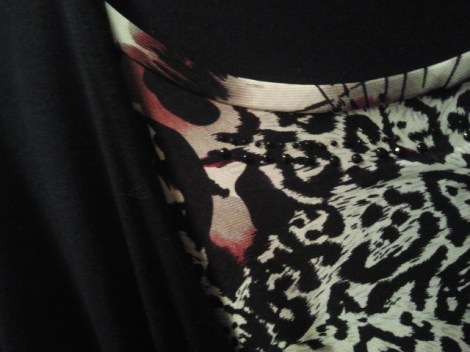 Blusen sitter fast i "tröjan".