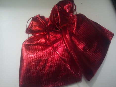 Smyckena levereras i en av de här fina påsarna.