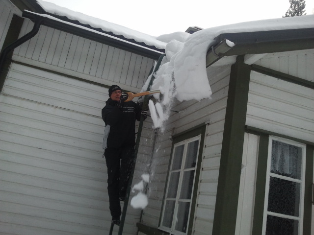 Guuben hjälper snön ner från taket.