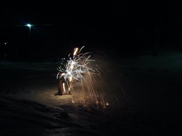 Svårfångat på bild var det här också, men en liten sprakande fontän blev det.