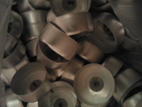 Lågstadieelever samlar tomma värmeljusbehållare.