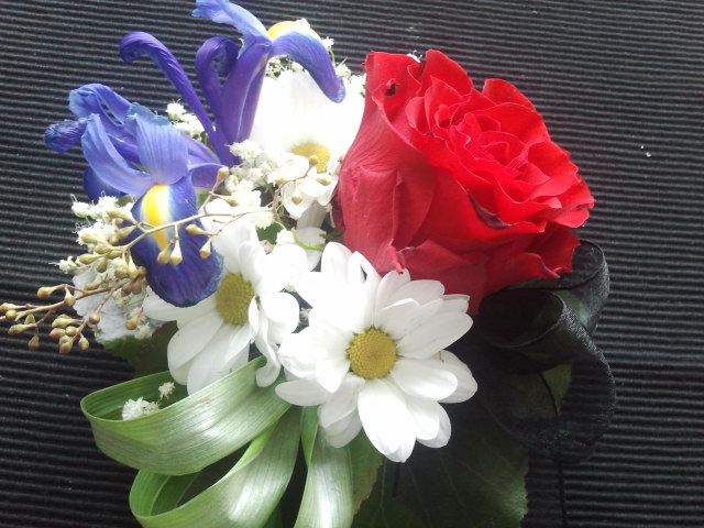 De små blomsterarrangemangen är fortfarande fina.