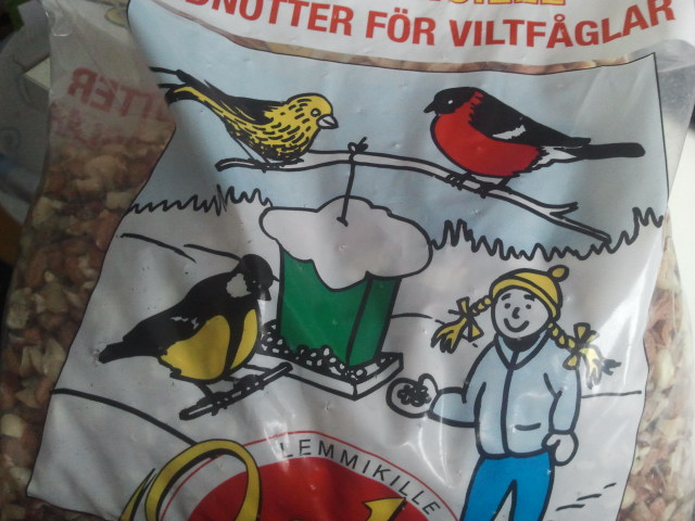 Ja-ja... fåglarna vill att jag ska mata dem från handen.