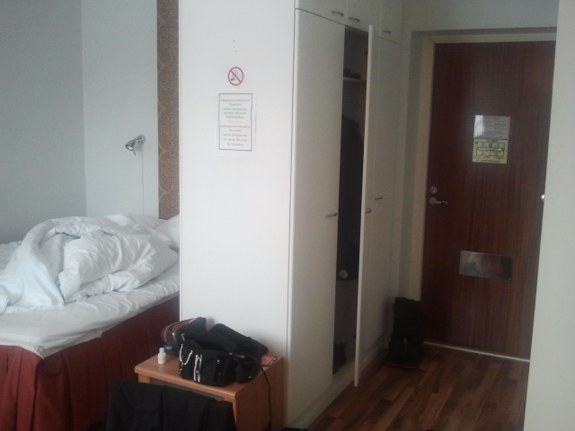 Visade bilder från rummet åt alla håll i förra inlägget, men glömde hallen :-)