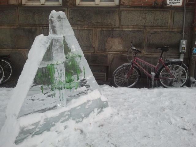 En isskulptur och en igenisad cykel.