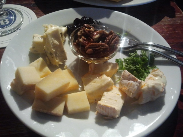 På Gastropub Praha fanns den här delikata osttallriken att köpa för åtta euro.