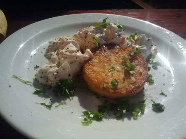 Endast nio euro kostade den här vackert upplagda portionen med röstipotatis och lax. Gastropub Praha, Itsenäisyydenkatu, Tammerfors.