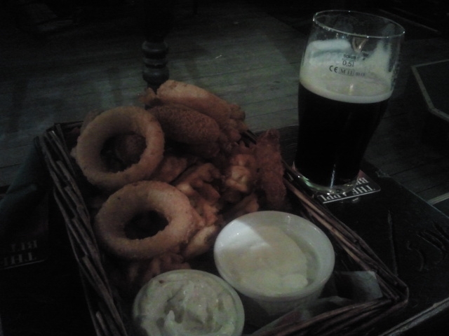 Lökringar, potatis, dippsås, jalopenos och annat gott.