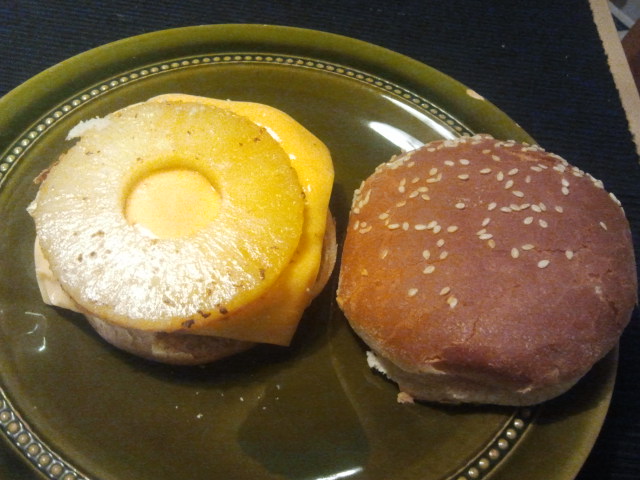 Om här finns hästkött så ligger det gömt under osten och ananasen.