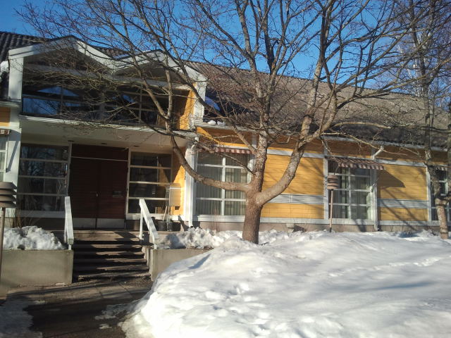 I nedre våningen finns Loviisan Sanomats redaktion till höger och bägge tidningarnas kundtjänst till vänster. Vår redaktion är i andra våningen.