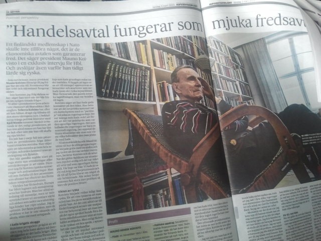 Före detta presidenten Mauno Koivisto intervjuas i Hufvudstadsbladet.