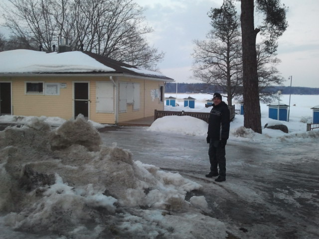 Rätt mycket snö finns det ännu, och så värst vacker och vit är den inte här.