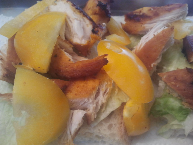 Dagens lunch. Paprika, kyckling,sallad, bröd.