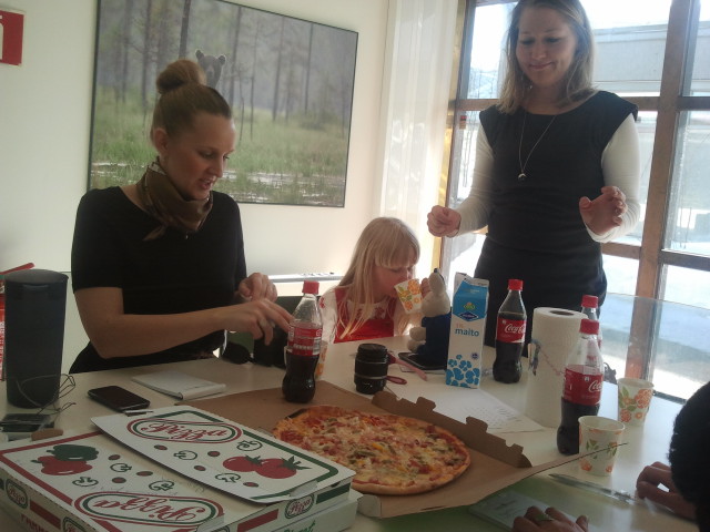 Jenny, Stella och Mira förbereder sig inför vårt pizzatest.