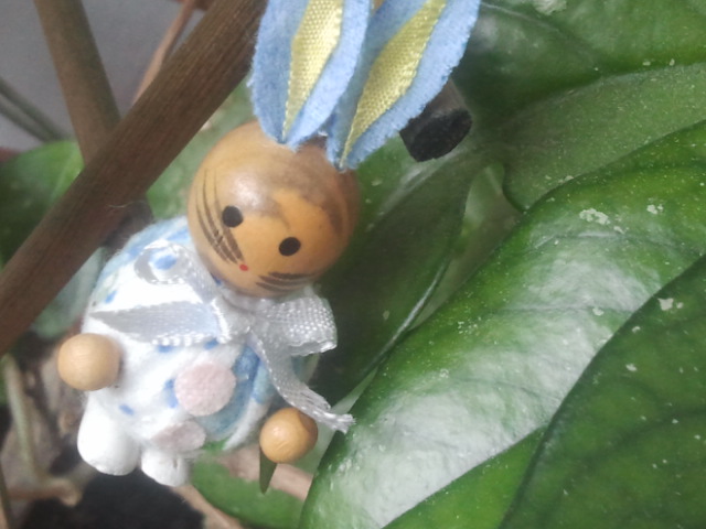 Pyttesmå harar gömmer sig i porslinsblomman.