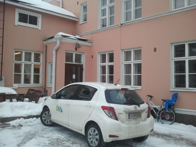 Vår bil Blixten parkerade på gården.