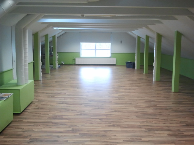 Innan flyttlasset kom såg ena redaktionsrummet ut så här. Nytt golv och nymålat med wasabigrönt.