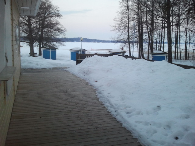 Här trängs gästerna vid borden på sommaren. Altanen är ganska stor, men som ni ser - än är det ett tag tills det blir badväder :-D