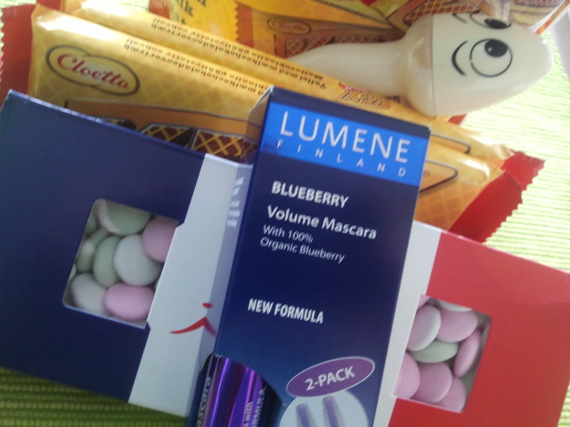 Ett litet lass med godis och mascara jag beställt från båten. Och som överraskning, en skojig likör.