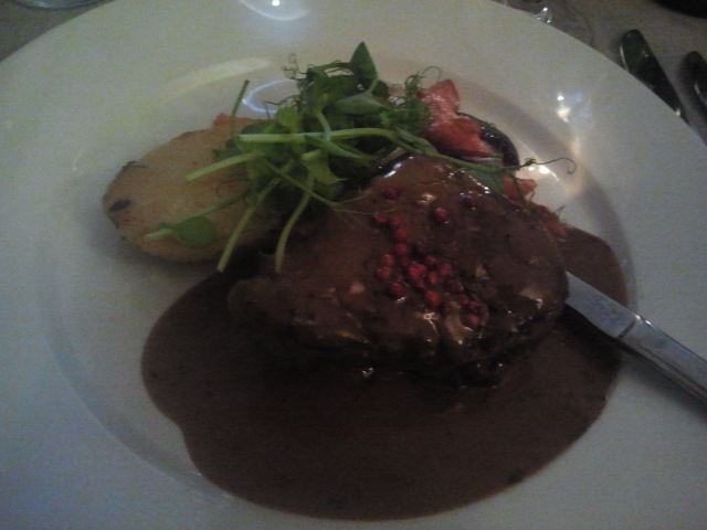 Oxfilé med gräddig peppar- och konjakssås, rostad potatis och husets grönsaker.