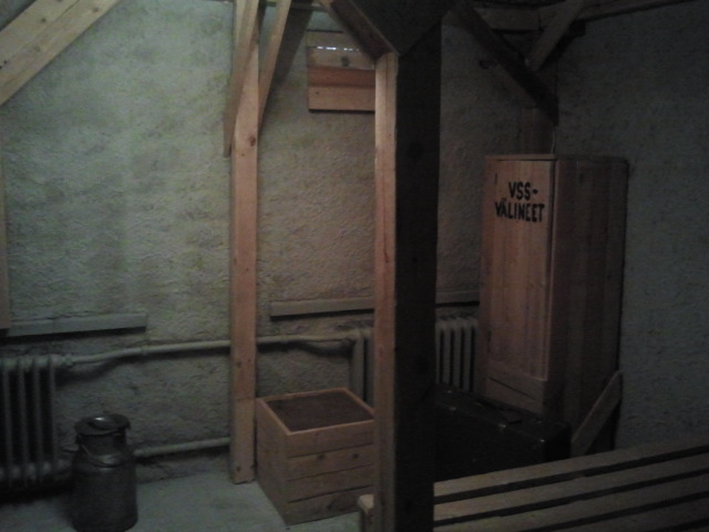 Så här kunde ett bombskydd se ut förr. Vi fick gå in där och från högtalare strömmade ljudet av sirener och bombnedslag ut. Mycket autentiskt.