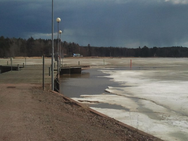 Den börjar ge med sig, isen. Kung Bore släpper sitt grepp.
