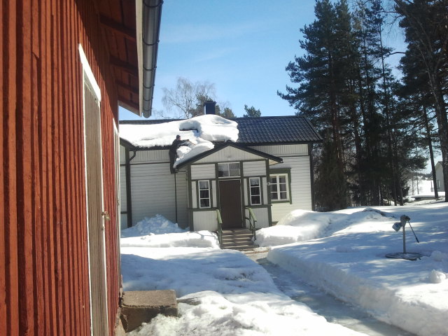 Här ligger en del av snön ännu på taket, men svärfar håller på att hjälpa den komma ner.