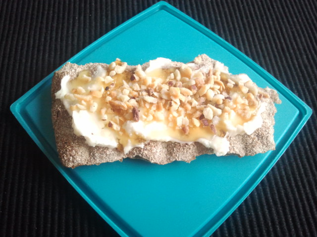 Getost, färskost, honung, krossade nötter.