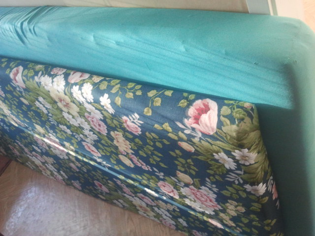 Här står madrasserna lutade mot väggen i väntan på oss.