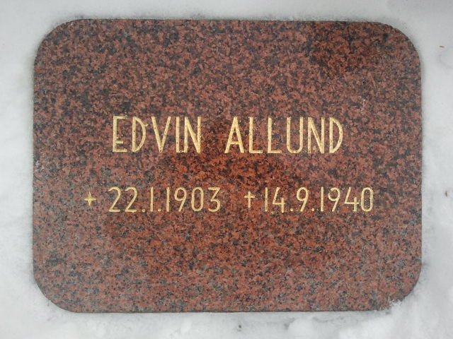 Morfar stupade i kriget, hans kropp återfanns aldrig. Det här är hans minnesplatta bland hjältegravarna på kyrkogården.