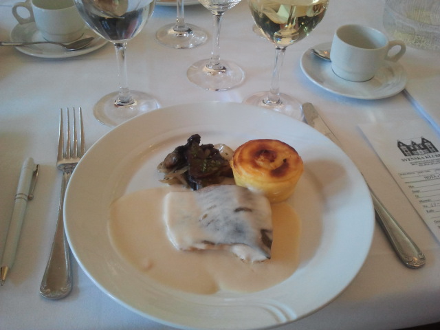 Rödingsfilé med krämig kräftsås, svamp, lök och potatis.