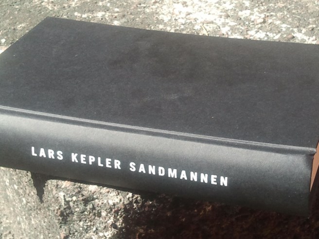Jag har suttit i solen på Kretsgången och läst Keplers Sandmannen.