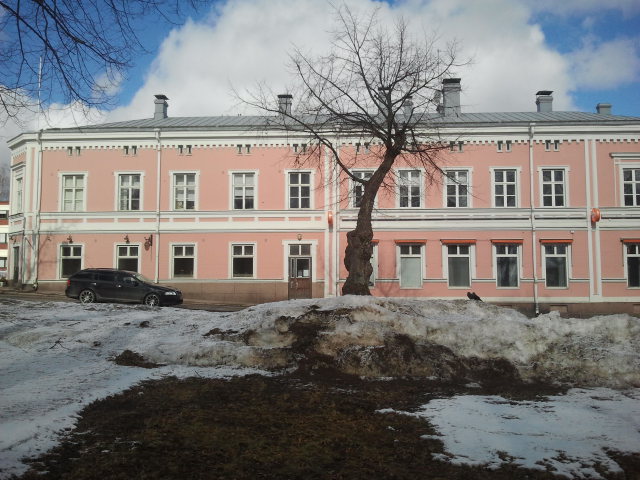 Många vackra hus ligger granne med eller i närheten av torget.