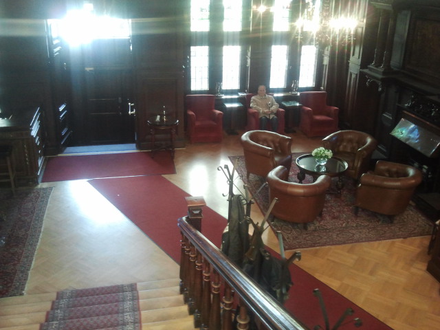 Entrén ser ut så här. Maffigt tycker jag. Säkert inte i allas smak, men anrikt så det förslår. Man känner historiens vingslag.