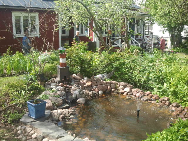 Hos Anneli finns närmare fyrahundra olika växter och hon kan namnet på så gott som alla.